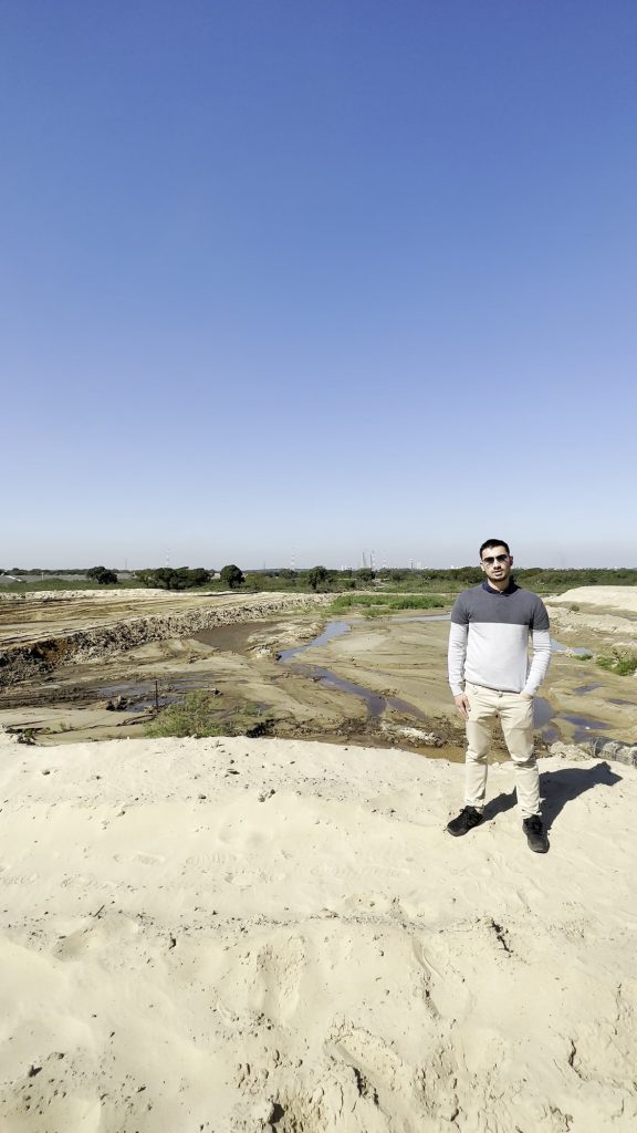 Augusto recorriendo un terreno, en sus primeros años