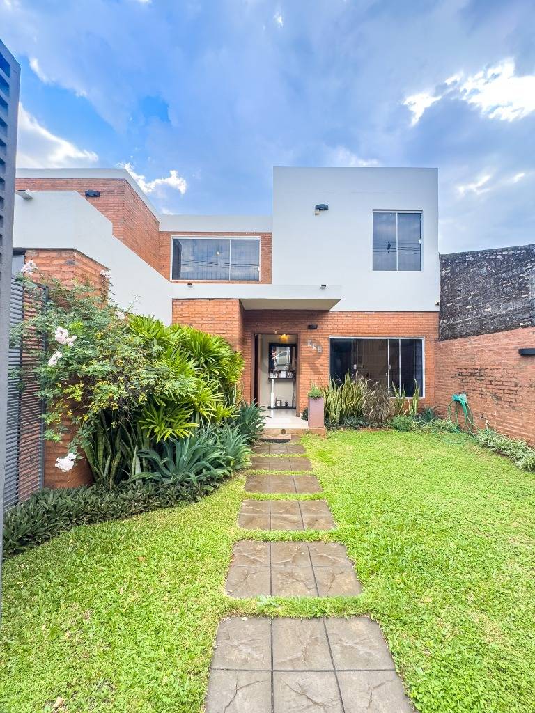 Casa con piscina y quincho en zona CIT, Luque