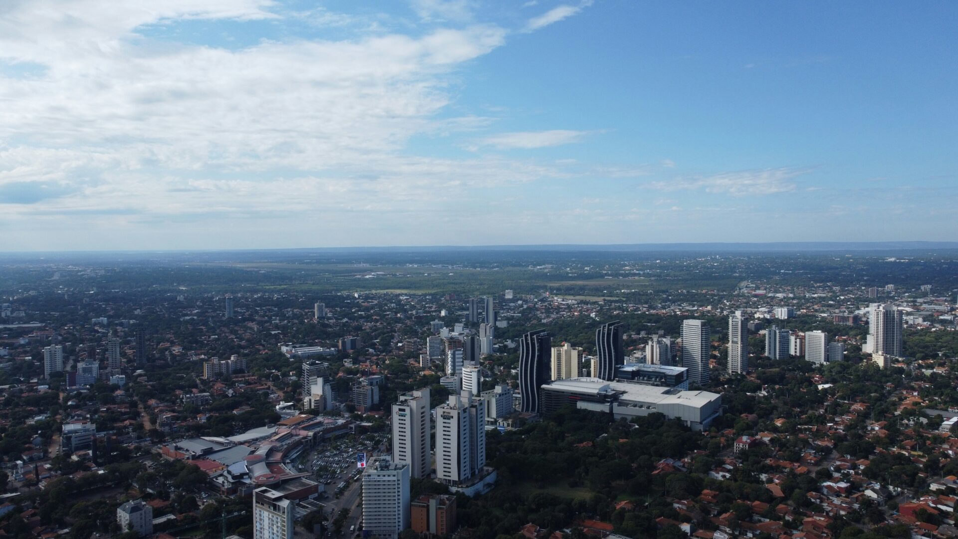 Vista aérea de Asunción, Paraguay, con sus edificios entre el verde de los barrios