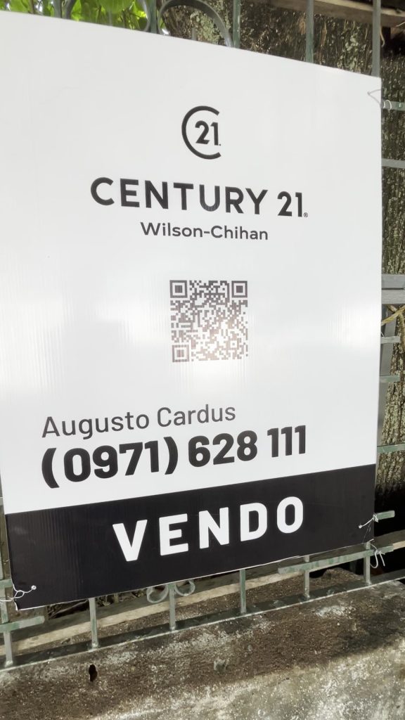 Cartel VENDO de Century 21 Wilson-Chihan con el nombre de Augusto Cardús