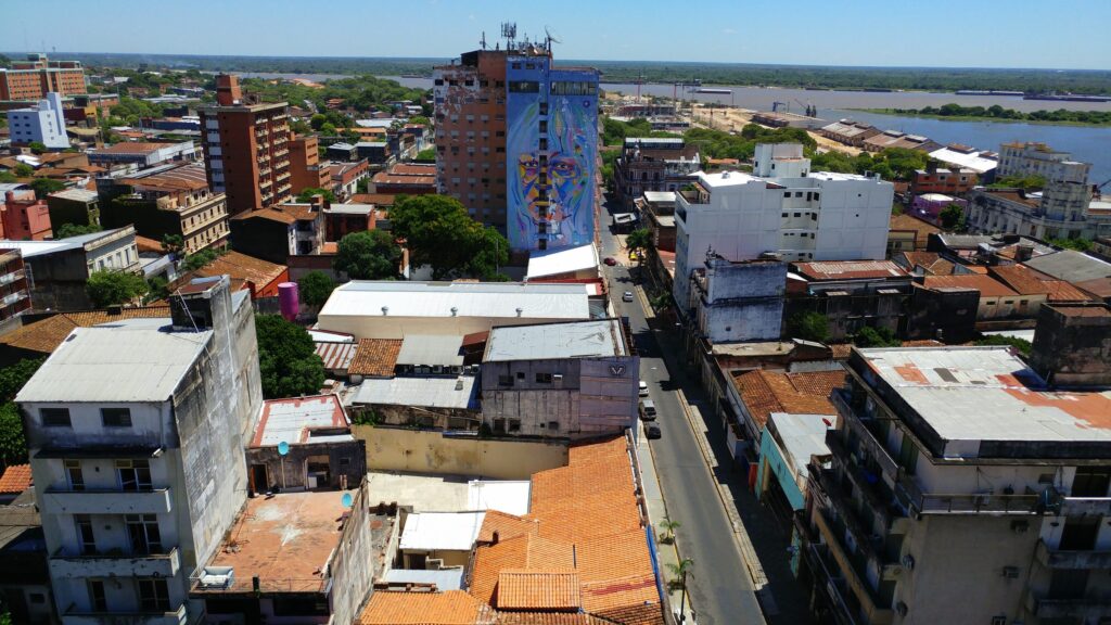 Vista elevada del centro de Asunción con techos de teja y la bahía del río Paraguay al fondo